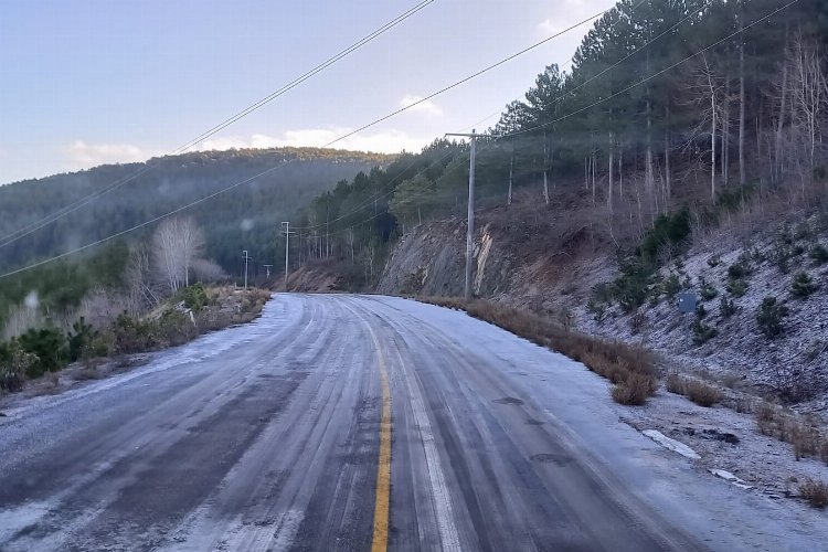 Muğla'da yollar buzlanmaya karşı tuzlanıyor