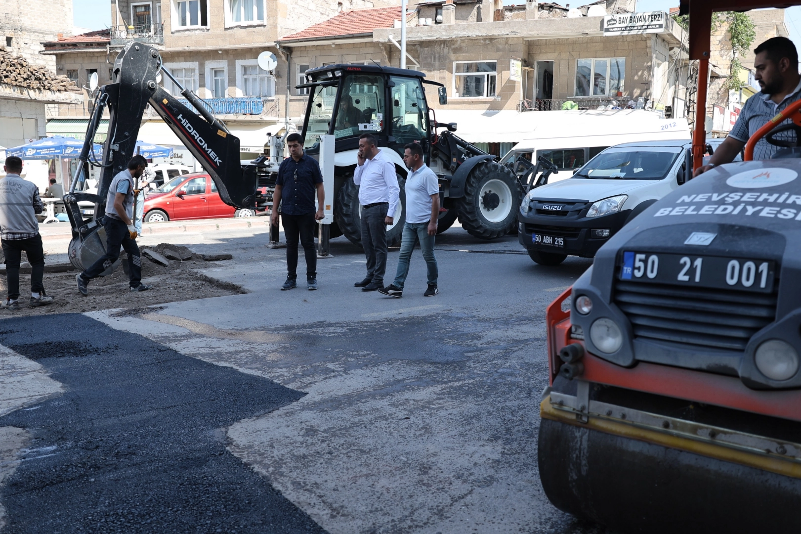 Muhtarlık İşleri Müdürlüğü’nden bozulan yol ve yaya kaldırımlarına müdahale