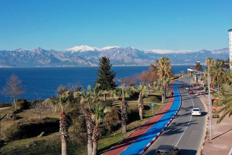 Muratpaşa'da bisiklet yolu yenileniyor