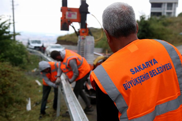 Paraşüt Tepe’ye giden yolda artık çelik bariyer var