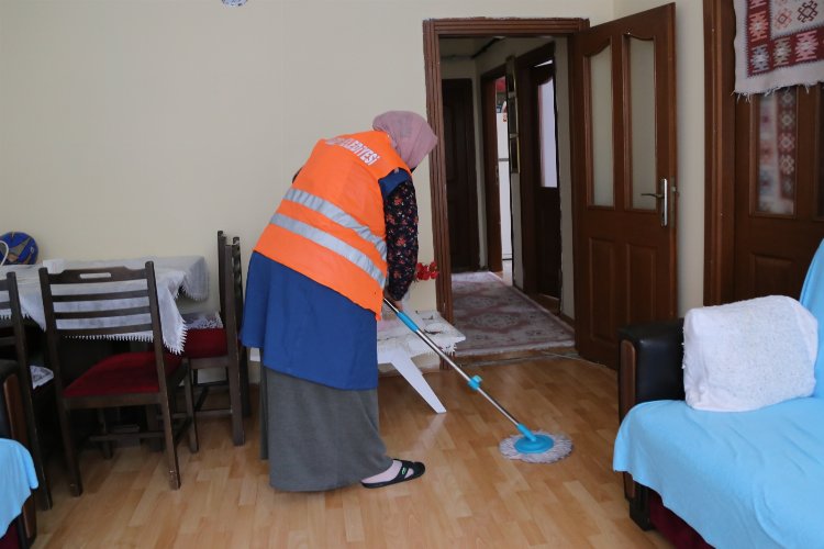 Rize'de bakıma muhtaç ailelerin evlerine temizlik