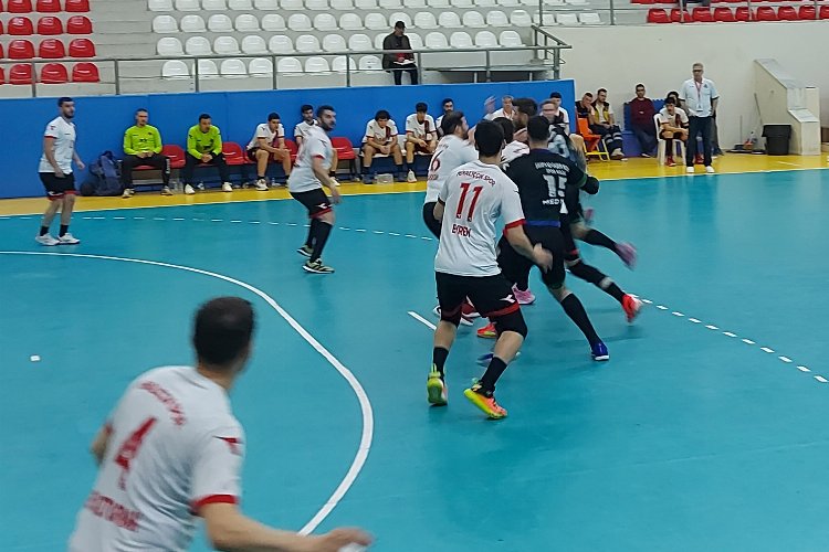 Sakarya Büyükşehir hentbol serisinde 1-0 öne geçti