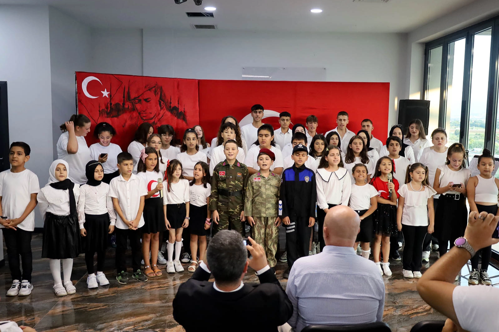 Sakarya'da ay yıldızlı bayraklarla süslenen vadiden anlamlı mesaj