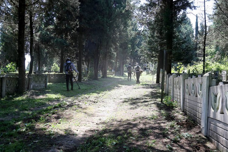 Sakarya'da mezarlıklar bayrama hazır