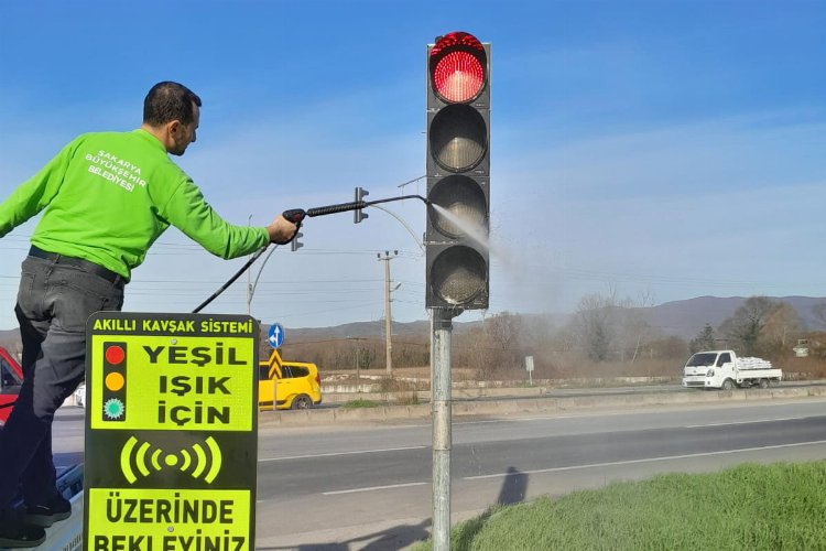 Sakarya'dan trafik ışıklarında temizlik mesaisi