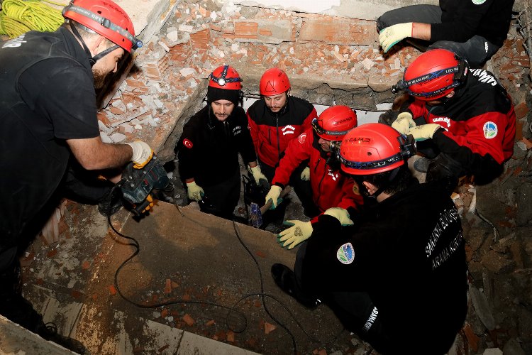 Sakarya'nın kalbindeki o enkaza girdi! Bol aksiyonlu canlı kurtarma tatbikatı