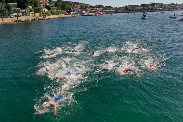 Şampiyon yüzücüler Kocaeli Kerpe’de kulaç attı