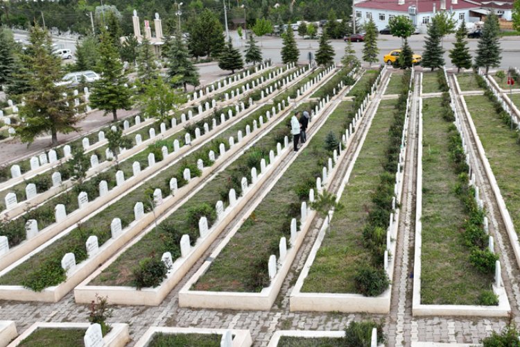 Sivas'ta mezarlıklarda kapsamlı temizlik 