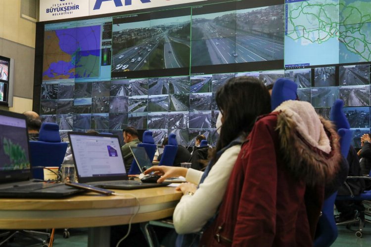 İstanbul'a kar geldi trafik azaldı