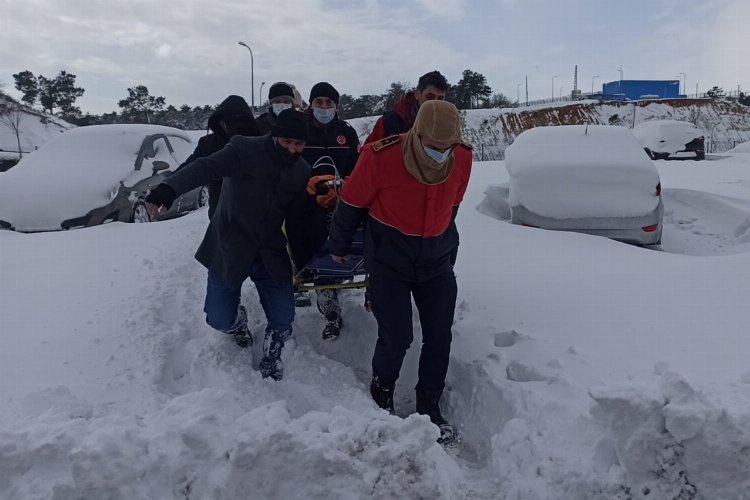 İstanbul Arnavutköy'de kara saplanan ambulansı itfaiye kurtardı