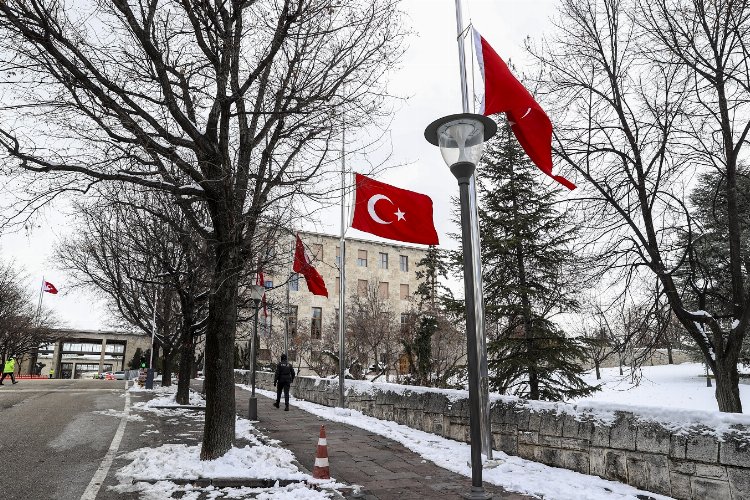 TBMM'de 'egemenliği' simgeleyen bayrak dışındaki tüm bayraklar yarıya indirildi