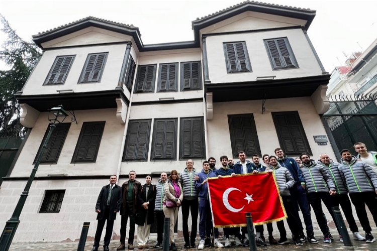 TOFAŞ'lı basketbolcular Ata'nın doğduğu evde