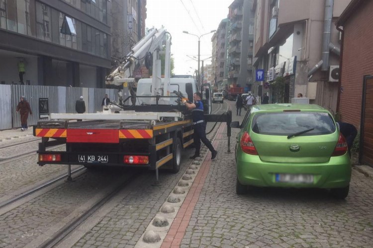 Tramvay yoluna park edilen araçlar çekiliyor