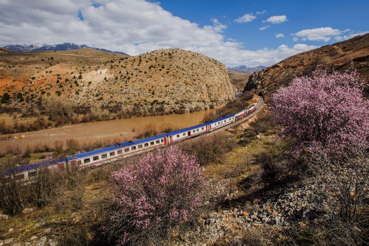 Turistik Tatvan treni sefere çıkıyor