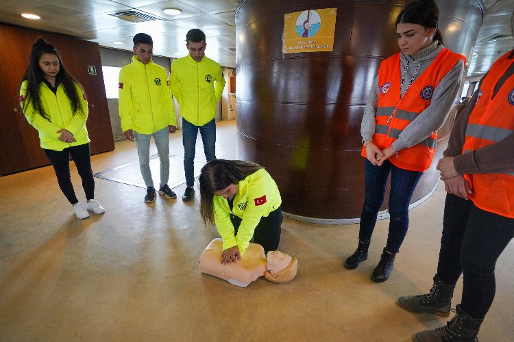 Vapursa ilk yardım eğitimleri devam ediyor