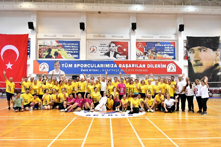 Veteranlar badminton şenliği başladı