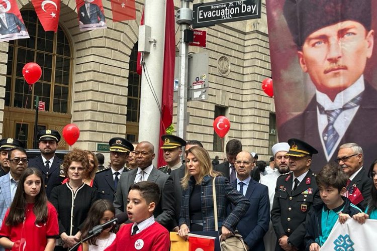 Wall Street’te Türk Bayrağı göndere çekildi