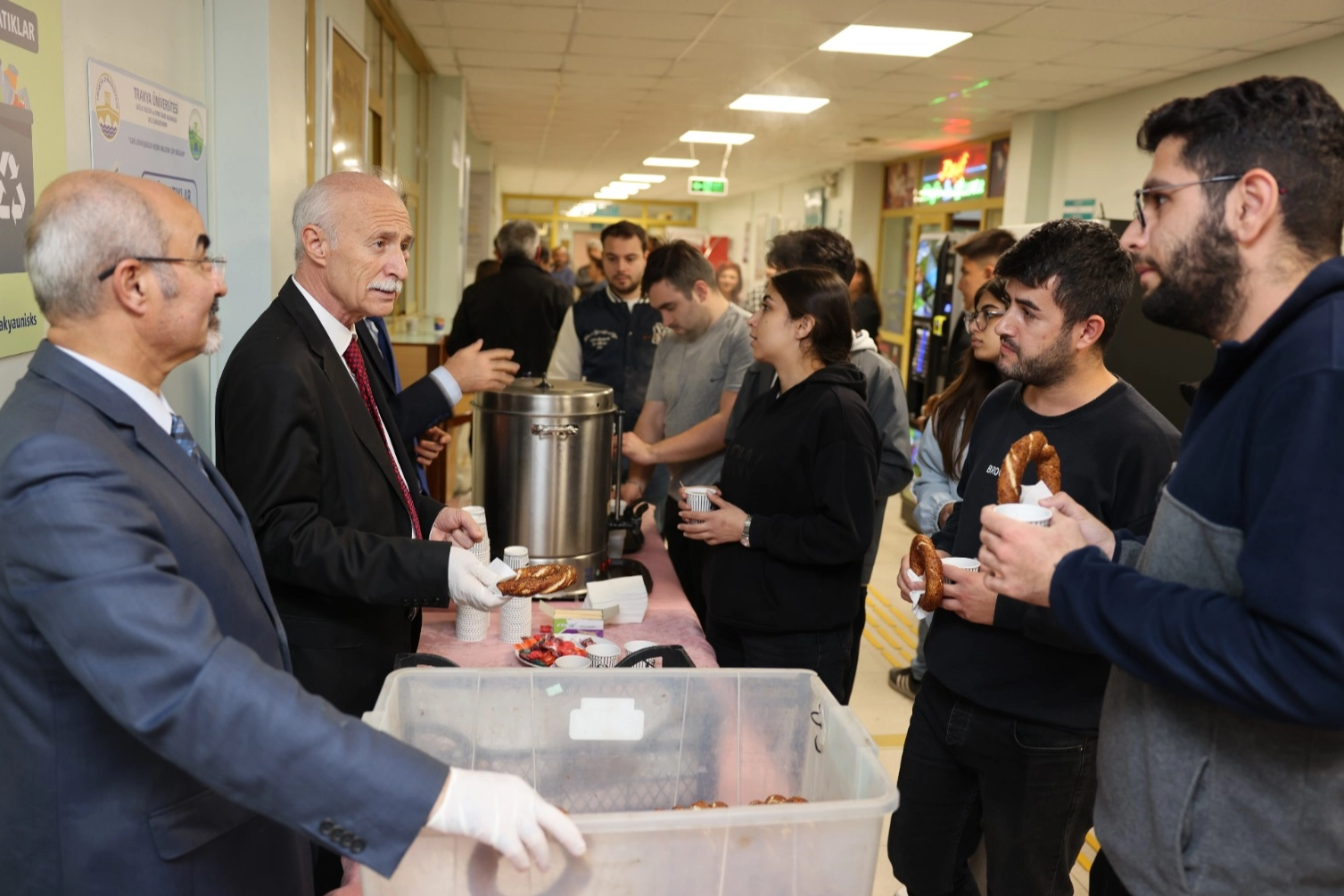 Trakya Üniversitesi'nde Rektör'den simit ayran ikramı