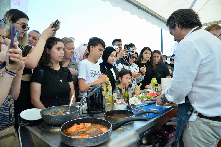 Türk Somon Festivali'nde 1 ton hamsi yediler