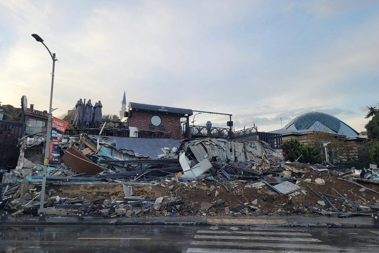 Üsküdar sahilinde kaçak bina yıkıldı