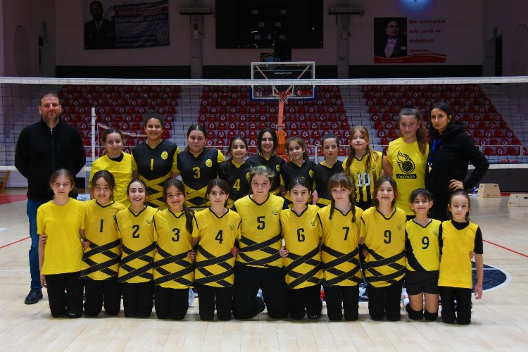 İzmir Aliağa’nın mini voleybolcuları başarılarına yenisi ekledi