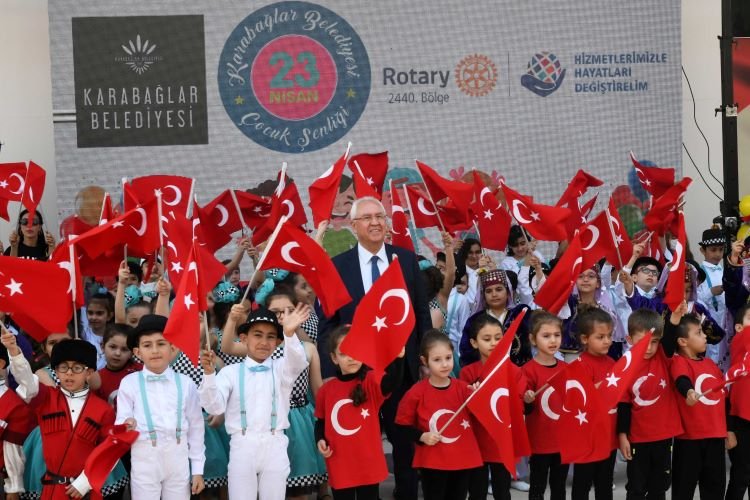 İzmir Karabağlar'da binlerce çocuk gönüllerince eğlendi