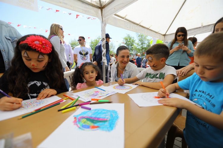 İzmir Selçuk'ta çocuklar 23 Nisan'ı sokak oyunlarıyla kutladı